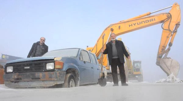 Erzurum'da Kanalizasyon Borusu Patladı, Tamire Gelen Araçlar Buza Gömüldü