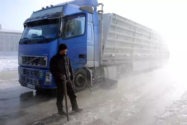 Erzurum'da Kanalizasyon Borusu Patladı, Tamire Gelen Araçlar Buza Gömüldü