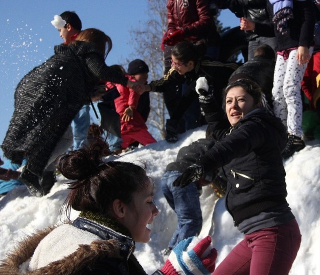 Toros Dağları'ndan Adana'ya Kamyonlarla Kar Taşıdılar