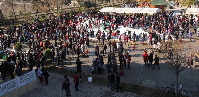 Toros Dağları'ndan Adana'ya Kamyonlarla Kar Taşıdılar