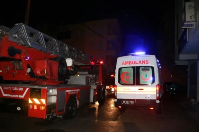 Araçtaki Yangın Binaya Sıçradı: 13 Kişi Hastaneye Kaldırıldı