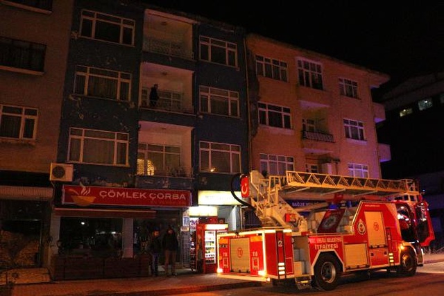 Yakalanacağını Anlayan Cezaevi Firarisi, Balkonda İntihara Kalkıştı