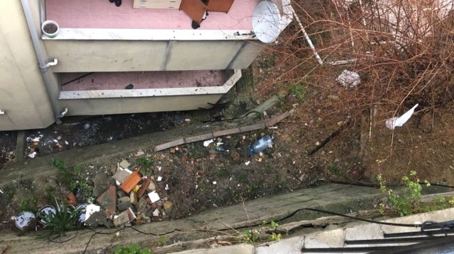 Gürültüyle Balkona Koştu, Balkona Düşen Komşusunu Gördü