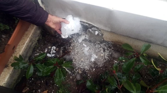 İstanbul'da Akılalmaz Olay! Gökten Düşen Buz Kütlesi, Bahçe Duvarını Parçaladı