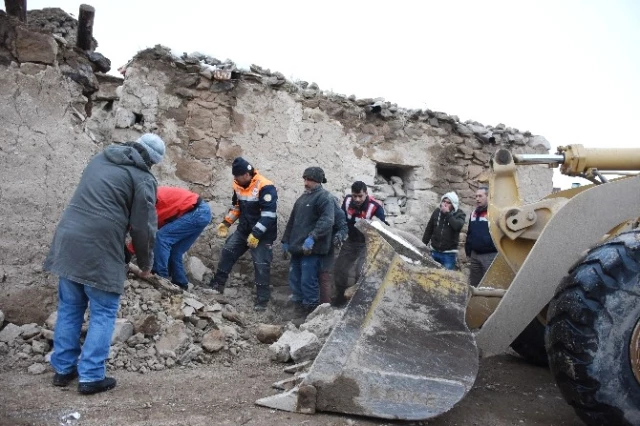 Aksaray'da Mandıra Çöktü, 20 Hayvan Kurtarıldı 5'i Telef Oldu