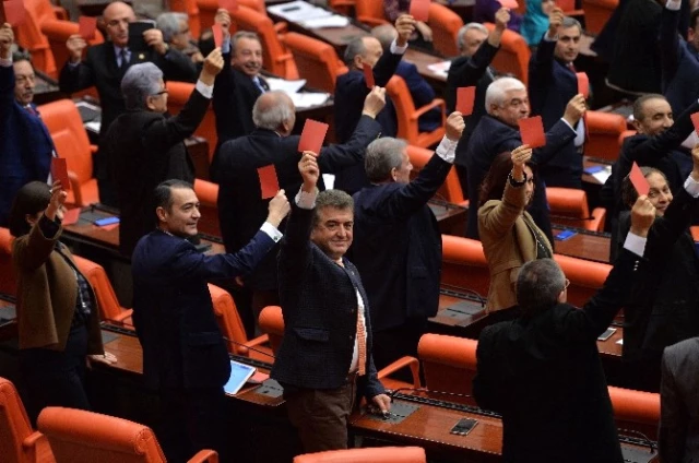 CHP'li Vekillerden Anaya Değişiklik Teklifine Kırmızı Kartlı Protesto