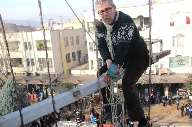 Mühürlenen İş Yerine Yıkıma Gelen Ekipleri Görünce İntihara Kalkıştı