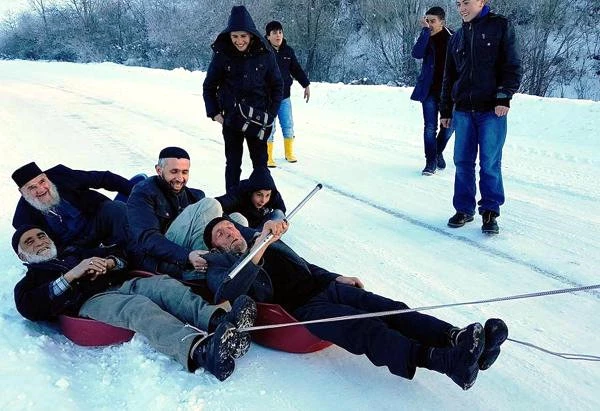 Erzurumlu Dedeler Leğenlerle Kayarak Eğlendi, Kadınlara Meydan Okudu