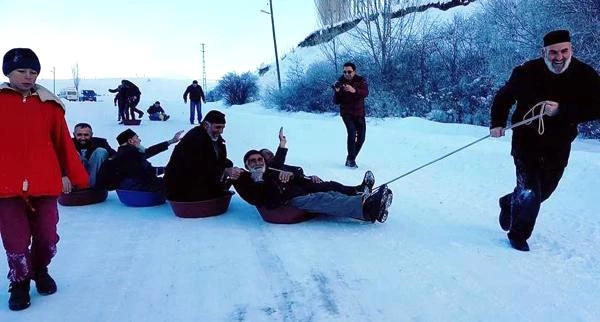 Erzurumlu Dedeler Leğenlerle Kayarak Eğlendi, Kadınlara Meydan Okudu