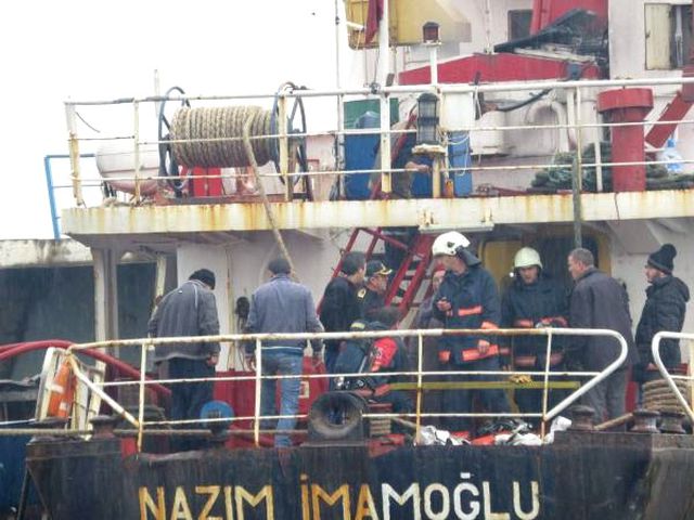 İskeleye Bağlı Gemideki Yangın, Karadan Hortum Uzatılarak Söndürüldü