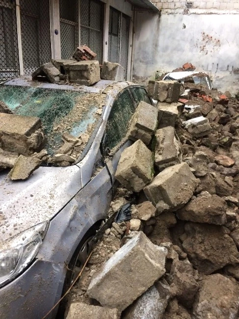 İzmir'in Kemeraltı Çarşısında Bina Duvarı 3 Aracın Üzerine Yıkıldı