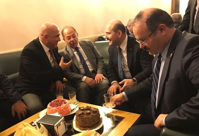 Anayasa Değişiklik Teklifi Görüşmelerinde Doğum Günü Kutlaması