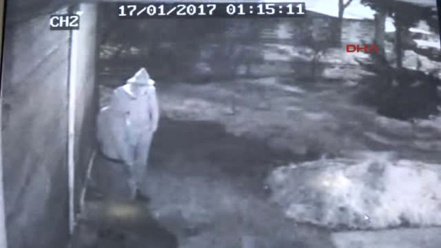 Sarhoş Hırsızlar Güvenlik Kamerasının Alarmını Kırıp Kamerayı Unuttu