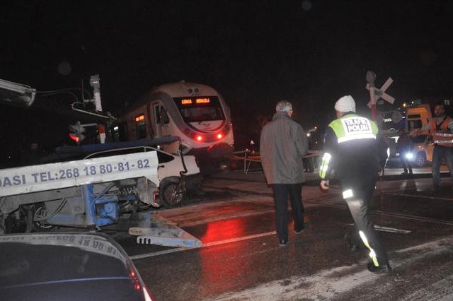 Sürücü Kapalı Olan Bariyeri Geç Fark Edince Trene Çarptı