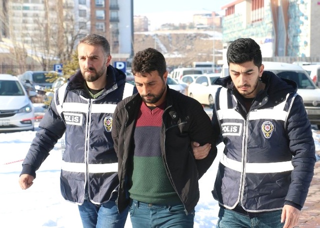 Sivas'ta Kendilerini Polis Diye Tanıtıp Vatandaşları Soyan Dolandırıcılar Yakalandı