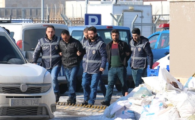 Sivas'ta Kendilerini Polis Diye Tanıtıp Vatandaşları Soyan Dolandırıcılar Yakalandı
