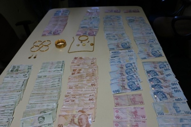 Sivas'ta Kendilerini Polis Diye Tanıtıp Vatandaşları Soyan Dolandırıcılar Yakalandı