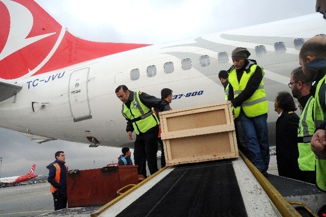 Uçak Kazasında Hayatını Kaybedenlerin Cenazesi Türkiye'ye Getirildi