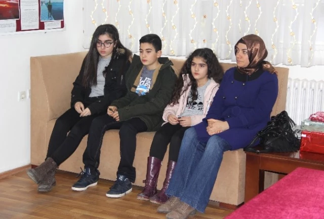 Kahraman Şehit Fethi Sekin'in Çocuklarına Onur Belgesi