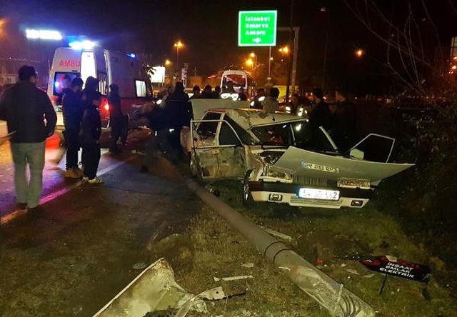 Sakarya'da Aydınlatma Direğine Çarpan Sürücü Olay Yerinden Kaçtı