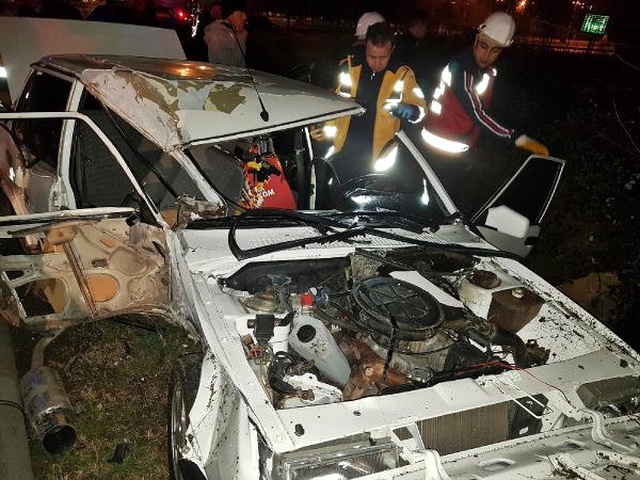 Sakarya'da Aydınlatma Direğine Çarpan Sürücü Olay Yerinden Kaçtı