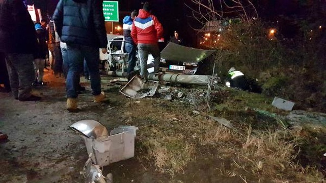 Sakarya'da Aydınlatma Direğine Çarpan Sürücü Olay Yerinden Kaçtı