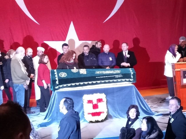 Usta Oyuncu Ayberk Atilla İçin Sahnede Anma Töreni Yapıldı