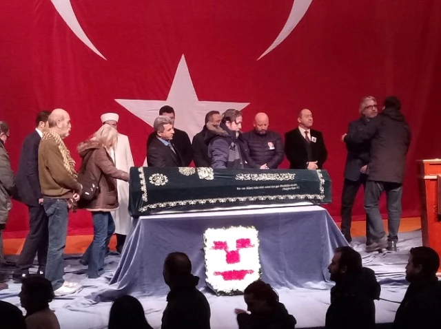 Usta Oyuncu Ayberk Atilla İçin Sahnede Anma Töreni Yapıldı
