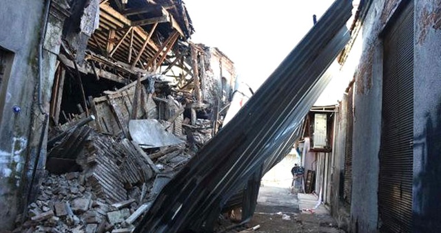 Tarihi Bina Bakımsızlıktan Çöktü, Esnaf Faciadan Son Anda Kurtuldu