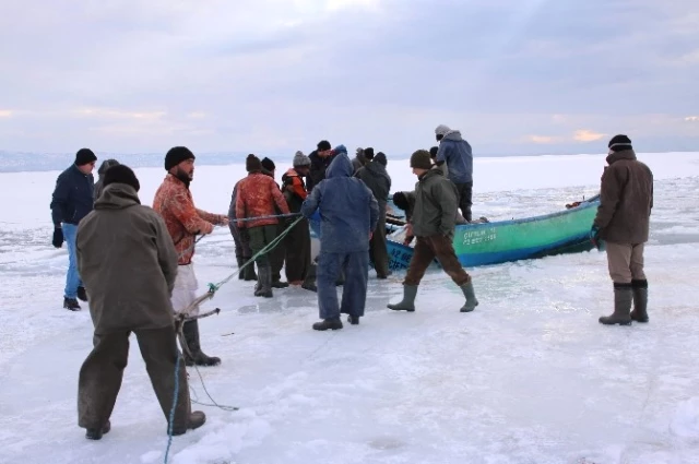 Buz Kütlesine Çarpan Tekne Batınca Balıkçı Çift Ölümden Döndü