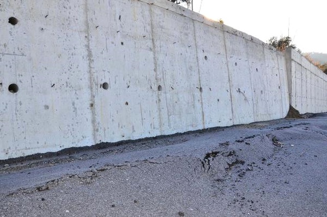 Manisa'da Mahalle Sakinleri 11 Yıldır Heyelan Korkusuyla Yaşıyor