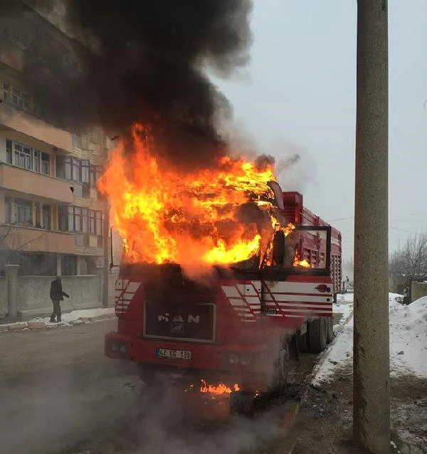 Donan Yakıt Deposunu Ateşle Isıtırken Kamyonunu Yaktı