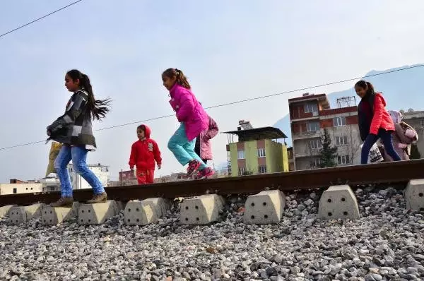 İki Mahalle Arasına Yapılan Demir Yolu Vatandaşları Tehlikeye Sokuyor