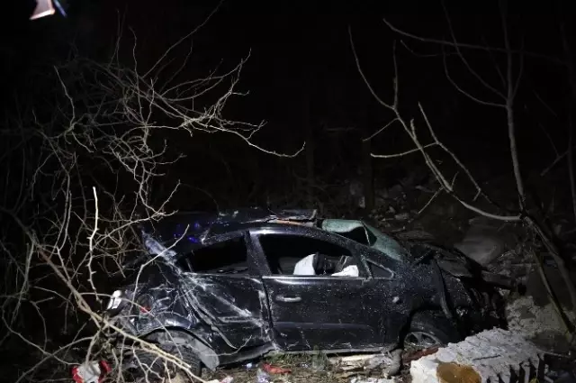 Kontrolden Çıkan Aracın Sürücüsü, Durağa Çarparak Boş Alana Yuvarlandı