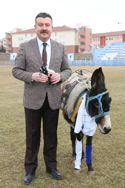 Fatih Altaylı'nın Sözüne Kızan Başkan Sahaya Eşekle Çıktı