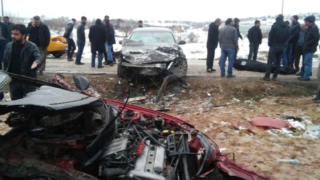 İki Otomobil Çarpıştı, Baba-Oğul Öldü, 6'sı çocuk 9 Kişi Yaralandı