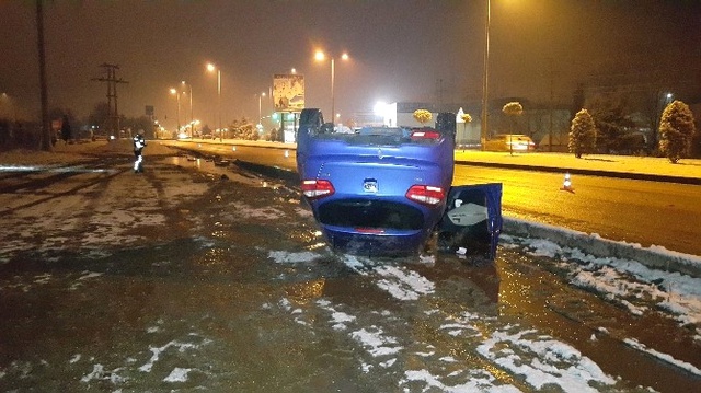 Kaygan Yolda Duramayan Sürücü Takla Attı, 25 Metre Sürüklendi