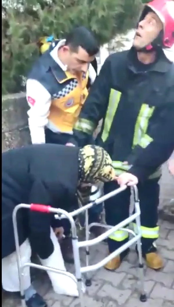 İtfaiye Eri, Yangında Mahsur Kalan Ayağı Kırık Kadını Sırtında Taşıdı