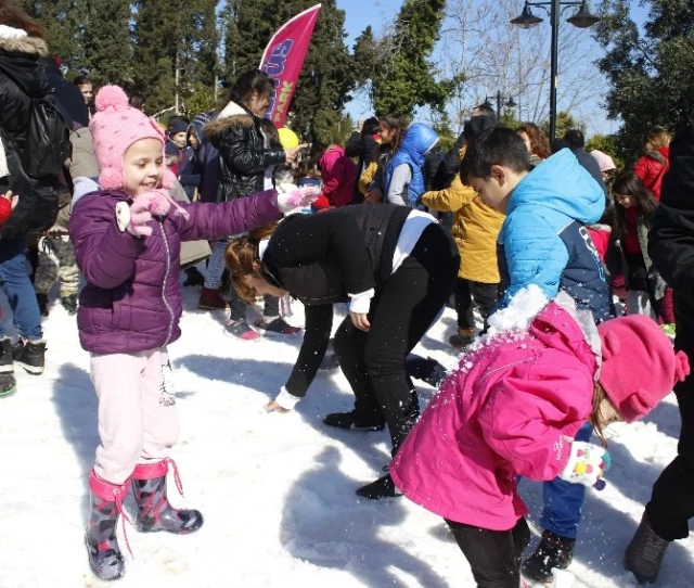 Kar Yağmayan Tek İlçede Çocuklar 10 Kamyon Karla Kışı Yaşadı