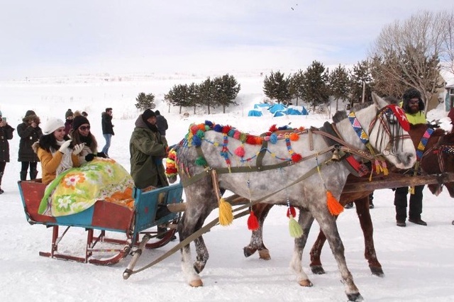 Buz Tutan Çıldır Gölü'ndeki Turistler Kızak Keyfi Yaptı