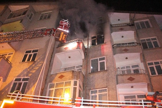 Elazığ'da Bir Binada Yangın Çıktı, 4 Kişi Güçlükle Kurtarıldı