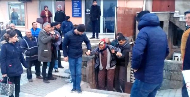 Freni Boşalan Kamyon Bahçe Duvarını Yıkıp Eve Çarptı