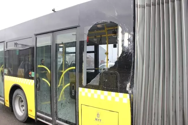 Kaza Yapan Metrobüs Şoförü, Gazetecilere Saldırdı