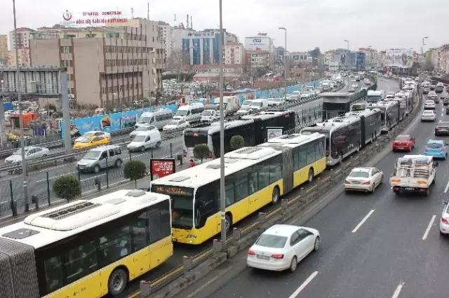 Kaza Yapan Metrobüs Şoförü, Gazetecilere Saldırdı