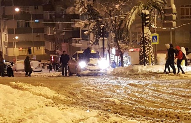 Buzlu Yolda Kalan Araçları Gören Vatandaşlar Sürücülerin İmdadına Yetişti