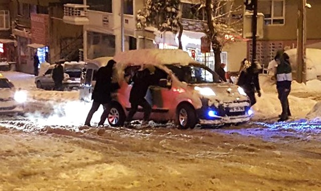 Buzlu Yolda Kalan Araçları Gören Vatandaşlar Sürücülerin İmdadına Yetişti