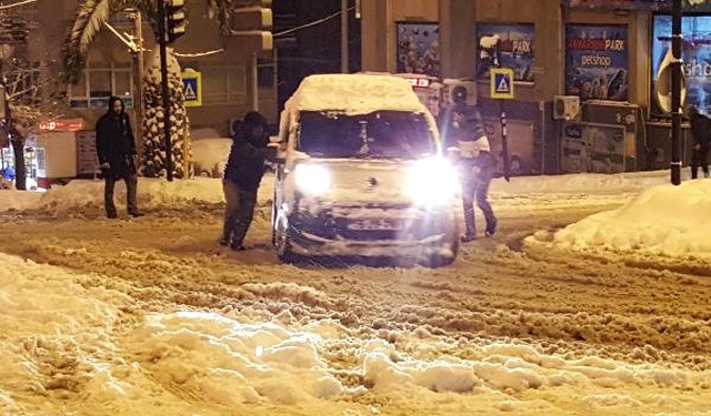 Buzlu Yolda Kalan Araçları Gören Vatandaşlar Sürücülerin İmdadına Yetişti
