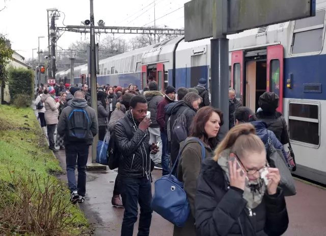 50 Yaşlarındaki Adam Tren Raylarına Atlayarak İntihar Etti