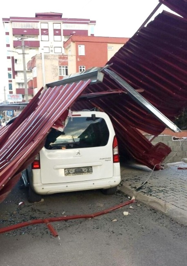 Kahramanmaraş'ta Şiddetli Rüzgar Şehri Birbirine Kattı: 2 Yaralı