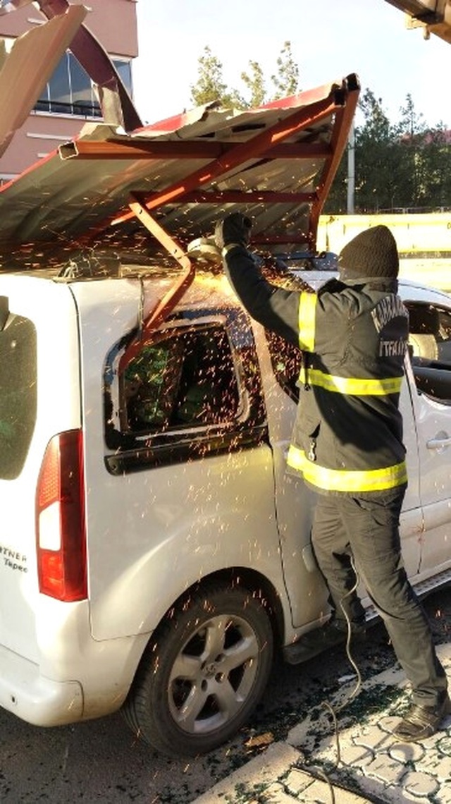 Kahramanmaraş'ta Şiddetli Rüzgar Şehri Birbirine Kattı: 2 Yaralı